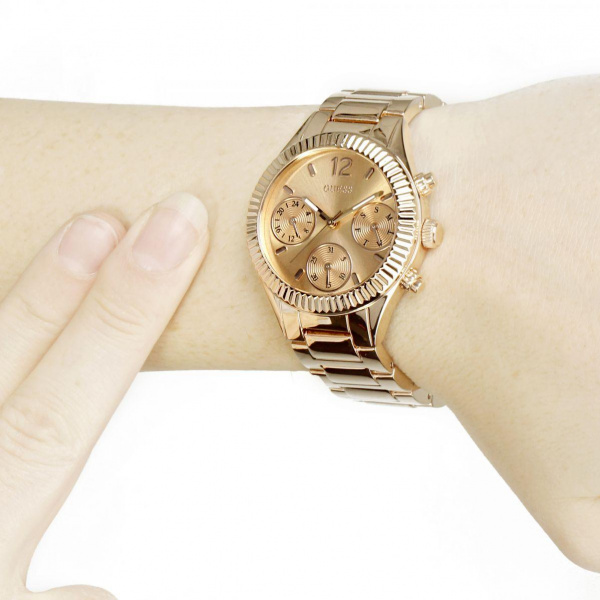 Женские часы гесс на руке